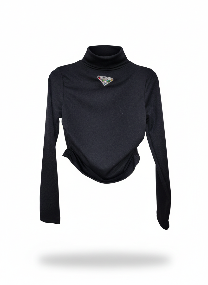 Akyta Maglia Cropped Mezzo Collo – Taglio Asimmetrico e Spilla Gioiello Colorata