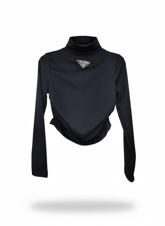 Akyta Maglia Cropped Mezzo Collo – Taglio Asimmetrico e Spilla Gioiello Colorata